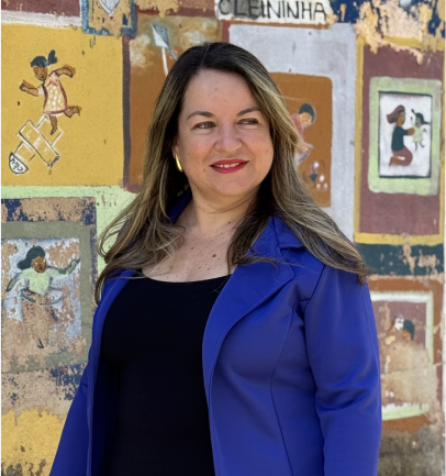 imagem-viviane-em-local-com-a-parede-pintada
