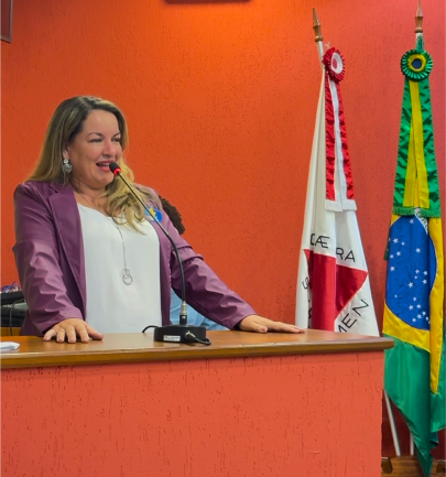 imagem-viviane-falando-ao-microfone