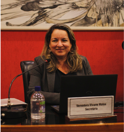imagem-viviane-no-gabinete