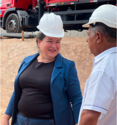 imagem-viviane-visitando-obra-e-outra-pessoa